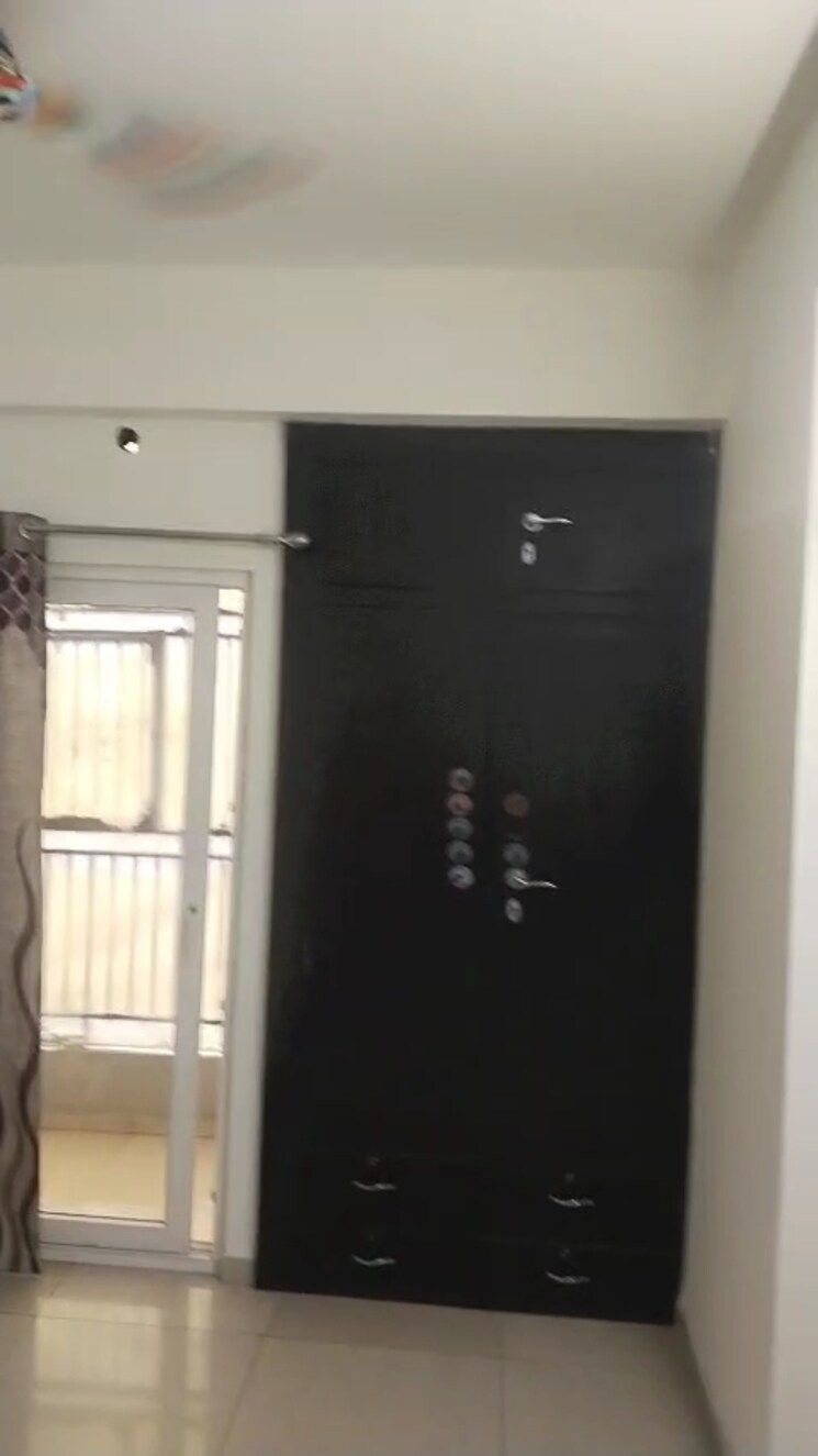 Room, sector 121 2.5 Bedroom 1075 Sq.Ft. Apartment In Sector 121 Noida 9232727