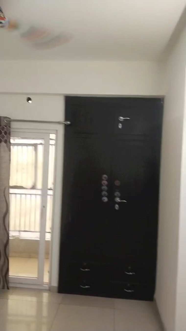 Room, sector 121 2.5 Bedroom 1075 Sq.Ft. Apartment In Sector 121 Noida 9232727
