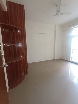 Room in 2.5 BHK Apartment at Mahagun Mywoods, Sector 16c Greater Noida – for Rent