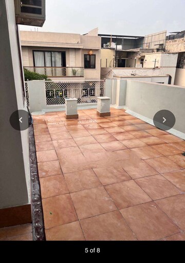 Balcony in 1 RK Independent House at Moulshree Shopping Complex, Sector 34 – for Rent