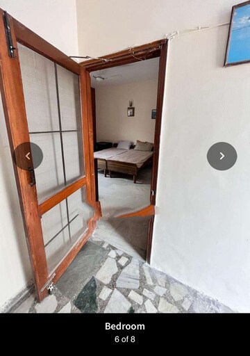 1 RK Independent House For Rent in Moulshree Shopping Complex, Sector 34