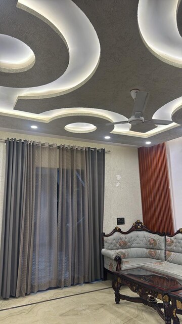 Master Bedroom in 5 BHK Villa at JakhaN-Rajpur Road – for Sale