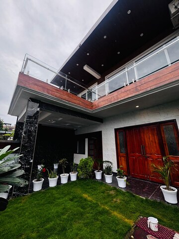 5 BHK Villa – Exterior View View at JakhaN-Rajpur Road - for Sale