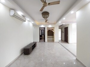 Room in 5 BHK Builder Floor at Vipul World Plots, Sector 48 – for Rent