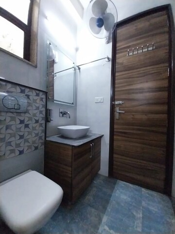 Bathroom in 5 BHK Builder Floor at Vipul World Plots, Sector 48 – for Rent