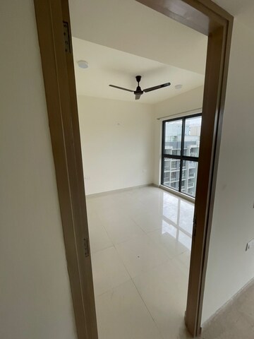 Room in 2 BHK Apartment at Hubtown Hillcrest JVLR, Andheri East – for Rent