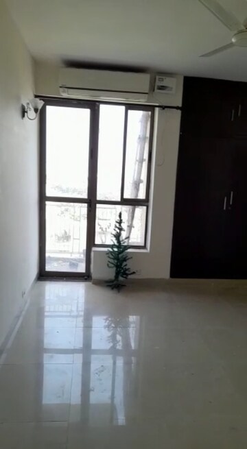 Room in 3 BHK Apartment at Unitech Uniworld Gardens 2, Sector 47 – for Rent
