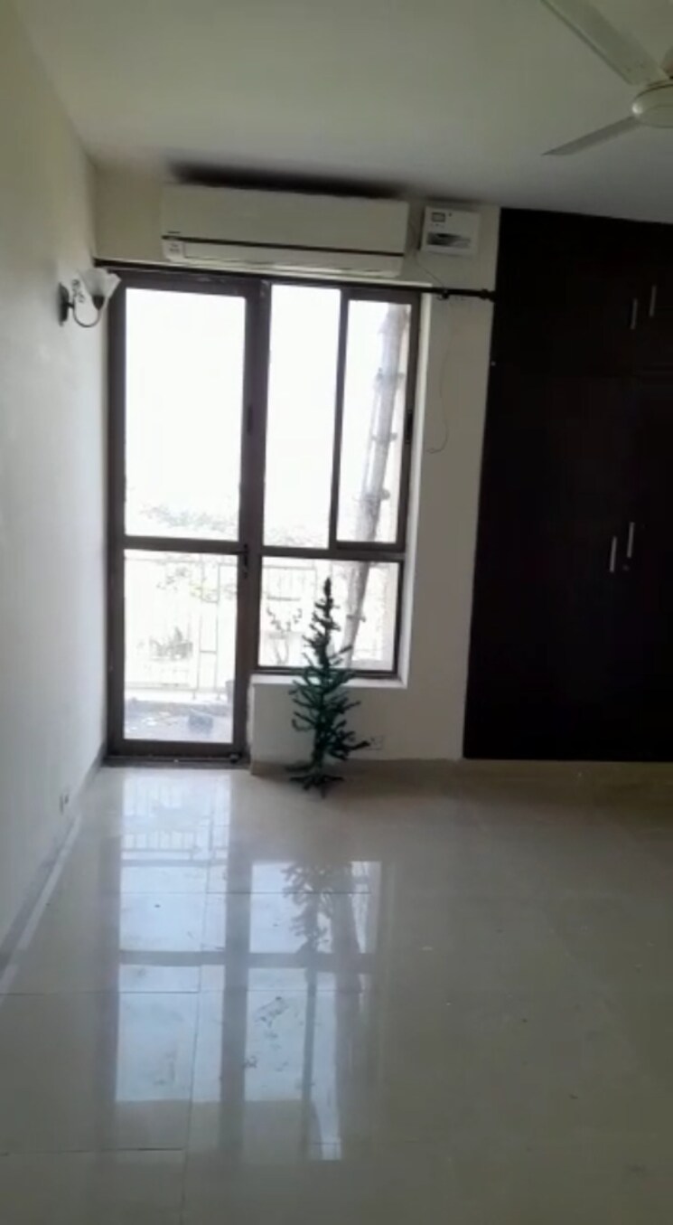 Room, unitech-uniworld-gardens-2 3 Bedroom 1355 Sq.Ft. Apartment In Sector 47 Gurgaon 9232845