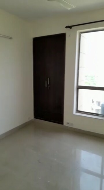 Room in 3 BHK Apartment at Unitech Uniworld Gardens 2, Sector 47 – for Rent