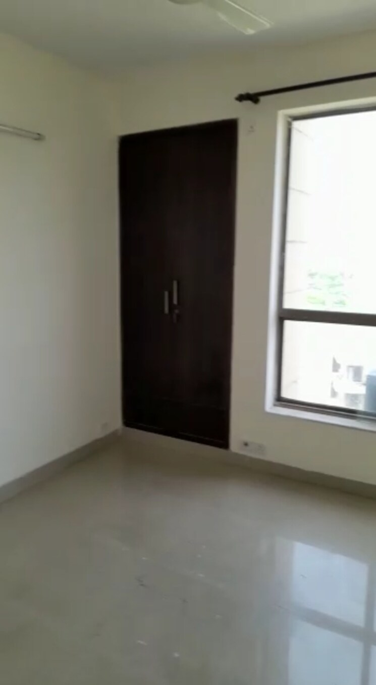 Room, unitech-uniworld-gardens-2 3 Bedroom 1355 Sq.Ft. Apartment In Sector 47 Gurgaon 9232845