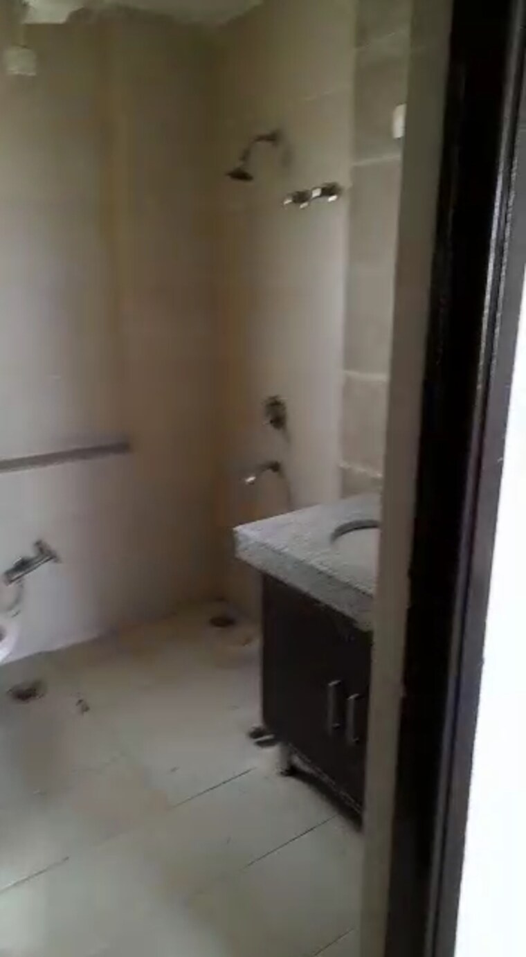 Bathroom, unitech-uniworld-gardens-2 3 Bedroom 1355 Sq.Ft. Apartment In Sector 47 Gurgaon 9232845