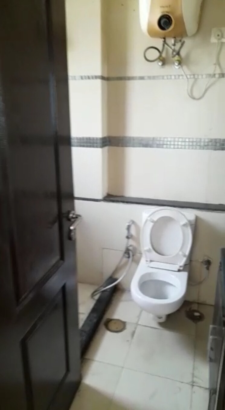 Bathroom, unitech-uniworld-gardens-2 3 Bedroom 1355 Sq.Ft. Apartment In Sector 47 Gurgaon 9232845