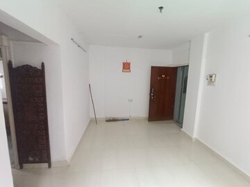 Room in 2 BHK Apartment at Crystal Rose, Kandivali West – for Rent
