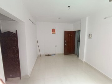 Room in 2 BHK Apartment at Crystal Rose, Kandivali West – for Rent