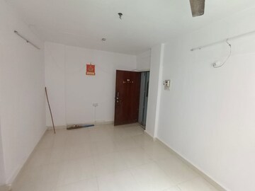 Room in 2 BHK Apartment at Crystal Rose, Kandivali West – for Rent