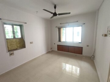 Room in 2 BHK Apartment at Crystal Rose, Kandivali West – for Rent