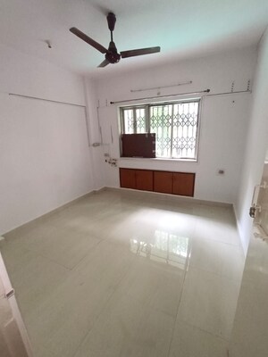 Room in 2 BHK Apartment at Crystal Rose, Kandivali West – for Rent