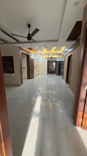 Building Lobby in 3 BHK Builder Floor at Sector 81 – for Rent