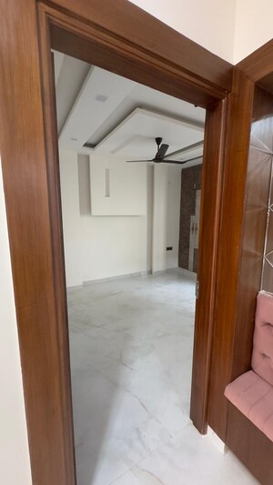 Room in 3 BHK Builder Floor at Sector 81 – for Rent