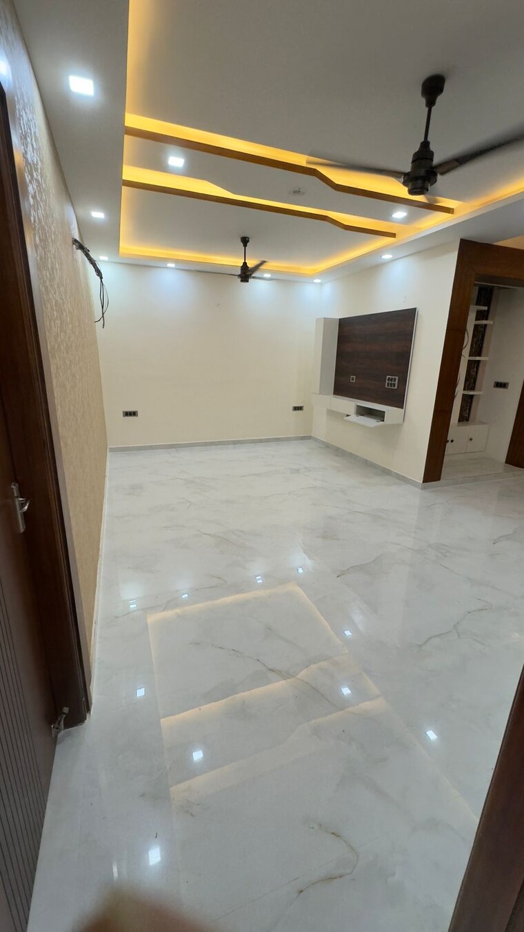 Room, sector 81 3 Bedroom 275 Sq.Yd. Builder Floor In Sector 81 Faridabad 9232886