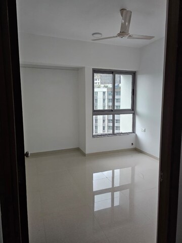 Room in 2 BHK Apartment at Piramal Vaikunth, Balkum Pada – for Rent