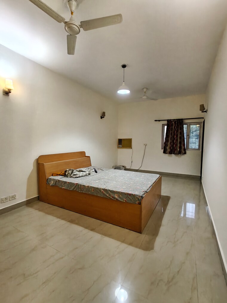 Bedroom, sector 43 2.5 Bedroom 215 Sq.Yd. Builder Floor In Sector 43 Gurgaon 9233037