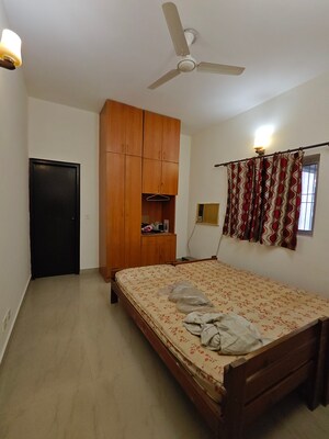 Bedroom in 2.5 BHK Builder Floor at Sector 43 – for Rent