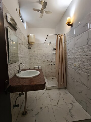Bathroom in 2.5 BHK Builder Floor at Sector 43 – for Rent