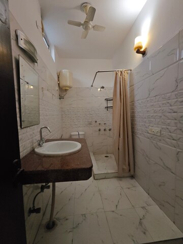 Bathroom in 2.5 BHK Builder Floor at Sector 43 – for Rent