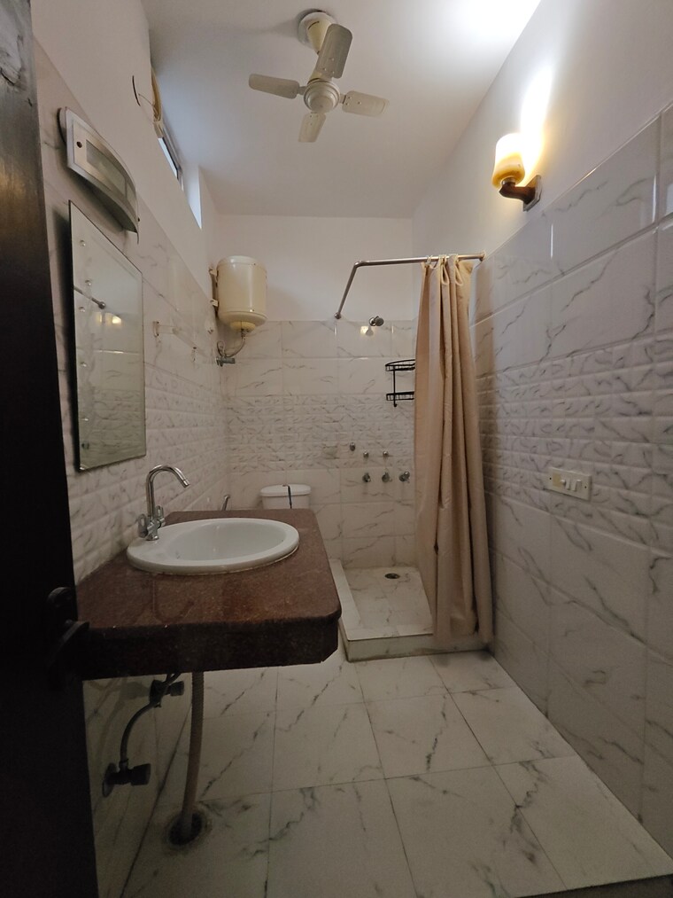 Bathroom, sector 43 2.5 Bedroom 215 Sq.Yd. Builder Floor In Sector 43 Gurgaon 9233037
