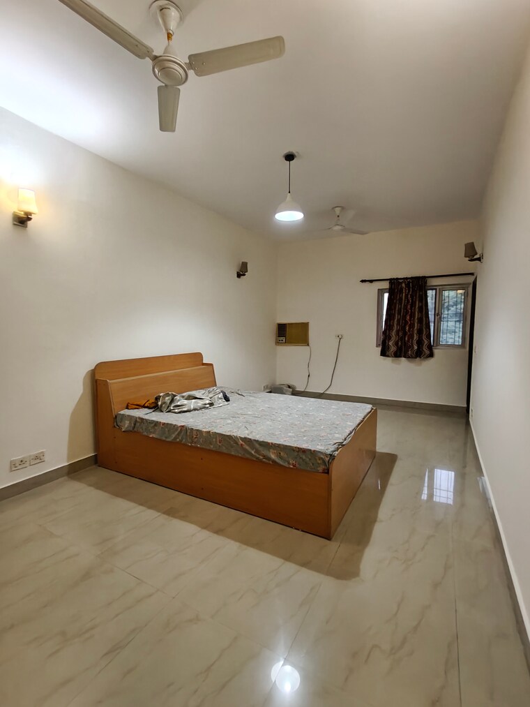 Bedroom, sector 43 2.5 Bedroom 215 Sq.Yd. Builder Floor In Sector 43 Gurgaon 9233037