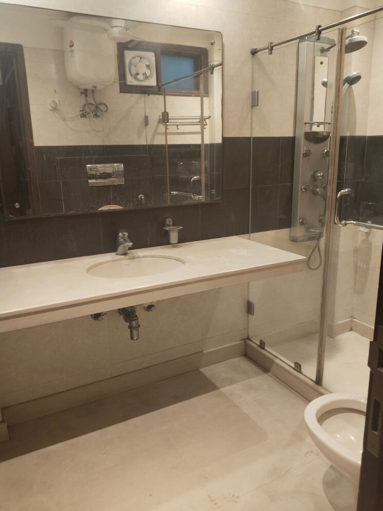 Attached Bathroom, lajpat nagar 4 2 Bedroom 900 Sq.Ft. Builder Floor In Lajpat Nagar 4 Delhi 9233183