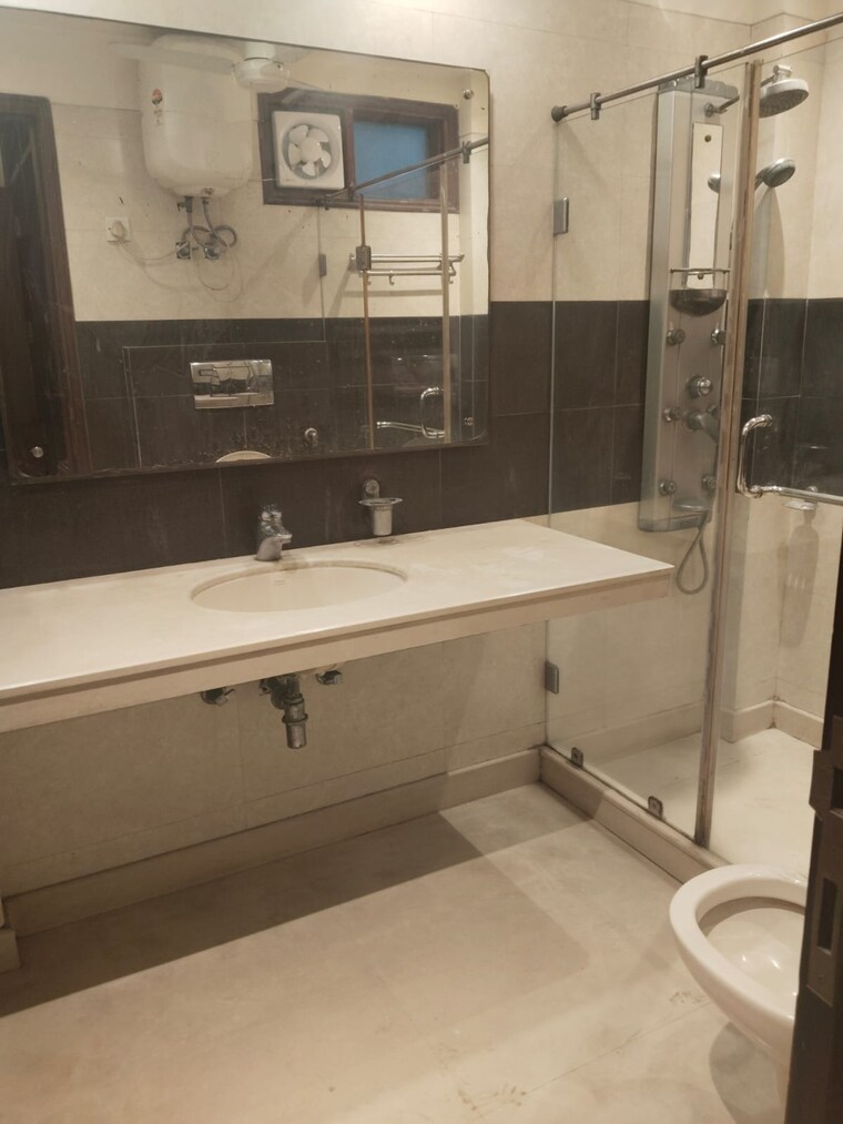 Attached Bathroom, lajpat nagar 4 2 Bedroom 900 Sq.Ft. Builder Floor In Lajpat Nagar 4 Delhi 9233183