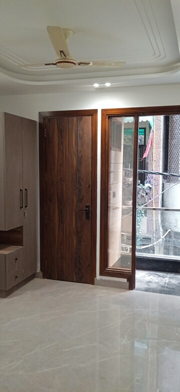 Building Lobby in 2 BHK Builder Floor at Mahavir Enclave 1 – for Sale