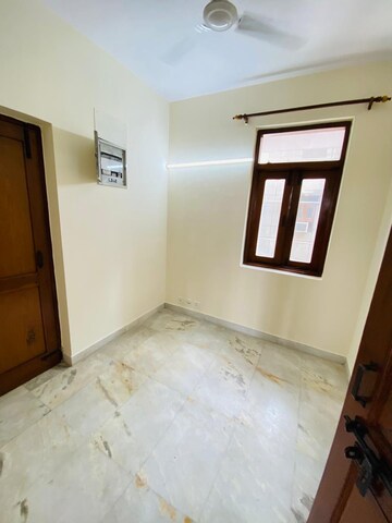 Room in 3 BHK Apartment at Sector 5 Dwarka – for Rent