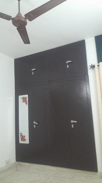 Furnished Amenities in 2.5 BHK Builder Floor at Unitech South City II, Sector 50 – for Rent