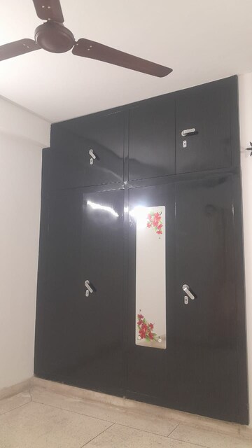 Furnished Amenities in 2.5 BHK Builder Floor at Unitech South City II, Sector 50 – for Rent