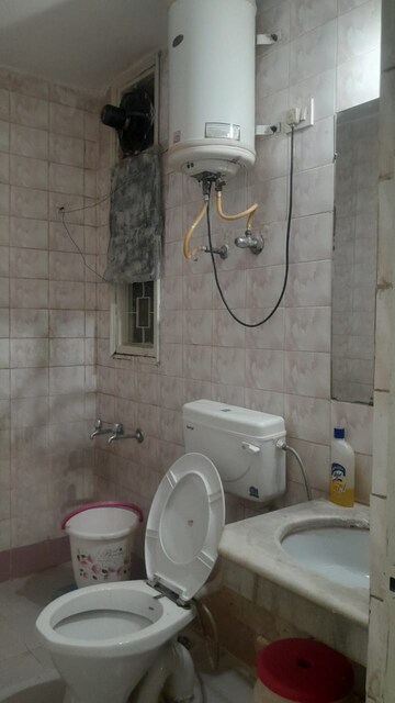 Bathroom in 2.5 BHK Builder Floor at Unitech South City II, Sector 50 – for Rent