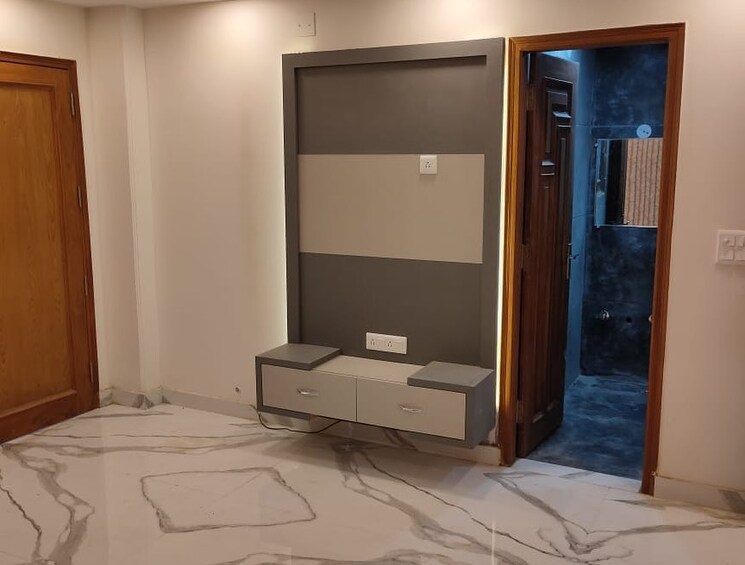 Room, ashok vihar 5 Bedroom 500 Sq.Yd. Builder Floor In Ashok Vihar Delhi 9233282