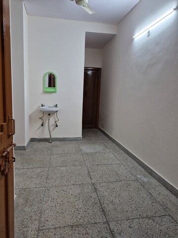 Furnished Amenities in 2.5 BHK Builder Floor at Mayur Vihar – for Rent