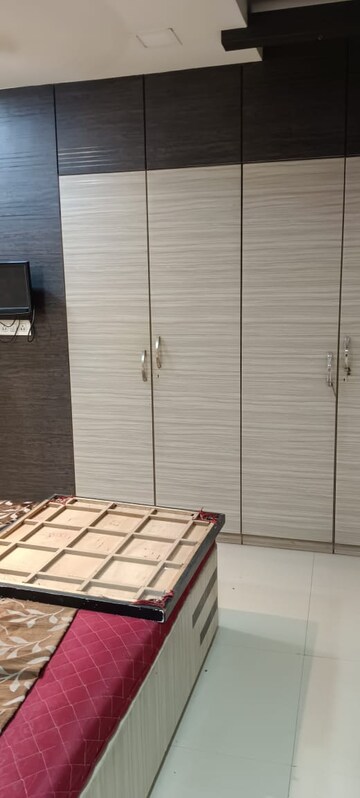 Room in 2 BHK Apartment at Gokul Nagari CHS, Kandivali West – for Rent