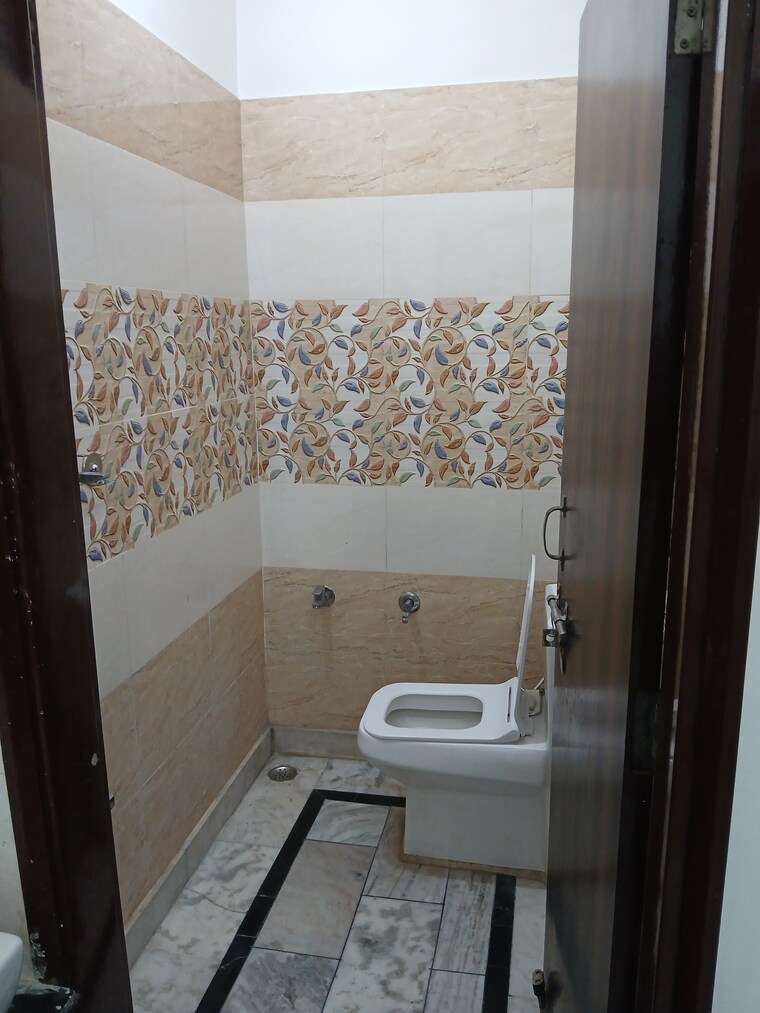 Attached Bathroom, sector 13 2 Bedroom 160 Sq.Yd. Builder Floor In Sector 13 Hisar 9233362