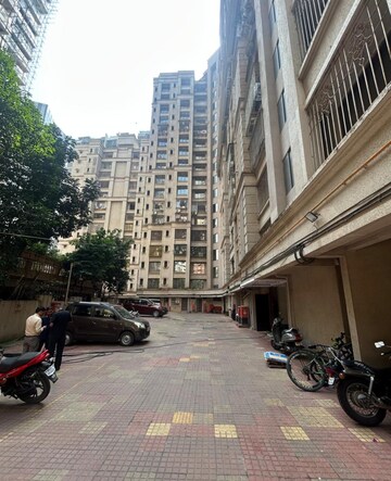 Parking in 3 BHK Apartment at Shree Niketan, Kandivali West – for Sale