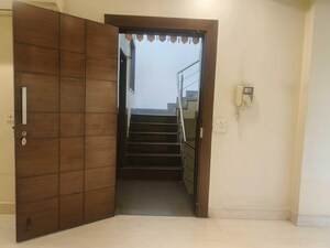 Room in 3 BHK Builder Floor at Panchsheel Enclave – for Rent