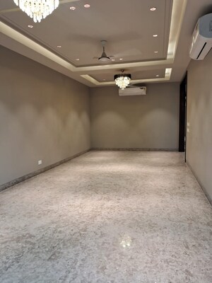 Room in 3 BHK Builder Floor at Sarvodaya Enclave – for Rent