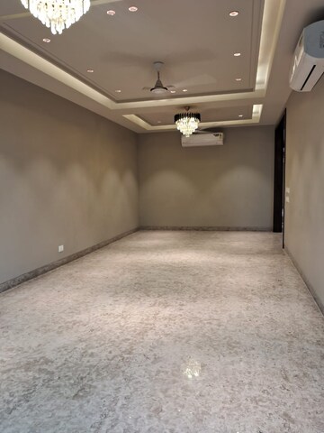 Room in 3 BHK Builder Floor at Sarvodaya Enclave – for Rent