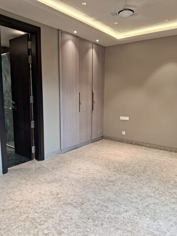 Room in 3 BHK Builder Floor at Sarvodaya Enclave – for Rent
