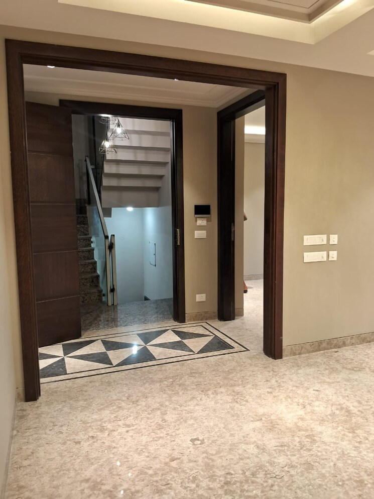 Room, sarvodaya enclave 3 Bedroom 215 Sq.Yd. Builder Floor In Sarvodaya Enclave Delhi 9233607