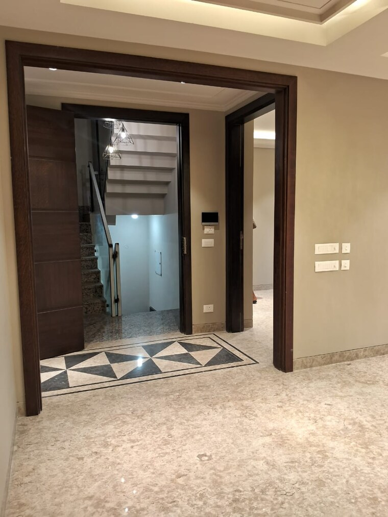 Room, sarvodaya enclave 3 Bedroom 215 Sq.Yd. Builder Floor In Sarvodaya Enclave Delhi 9233607