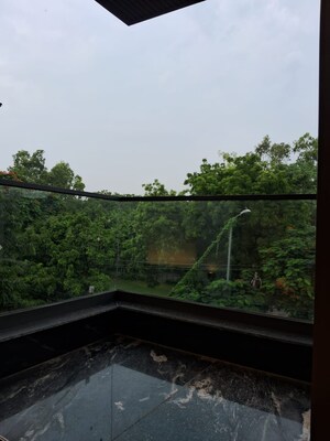 Plot Area in 3 BHK Builder Floor at Sarvodaya Enclave – for Rent